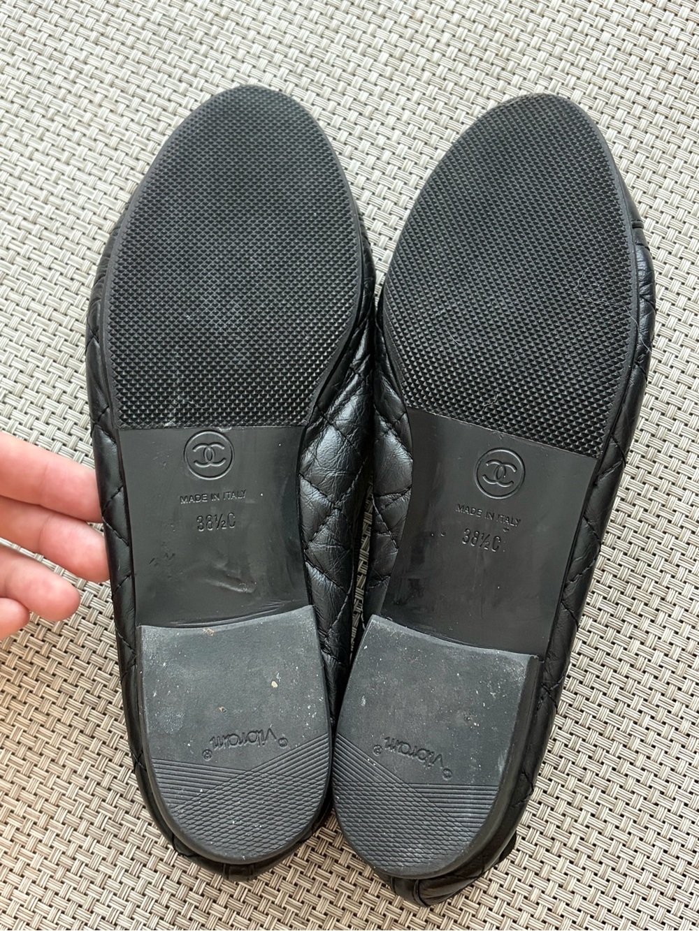 CHANEL Black Quilted Leather CC Logo Ballet Flats - Picture 5 of 7